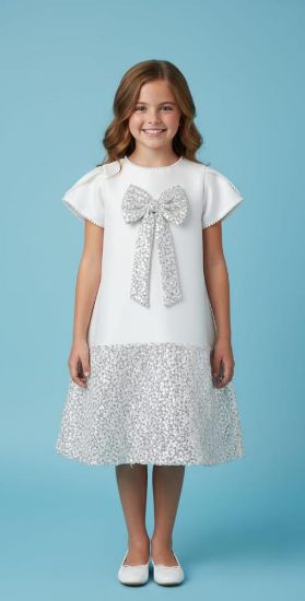 صورة فستان سهرة بيج بفينكة كبيرة على الصدر لؤلؤ على الاكتاف والعنق